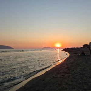 Modern And Cozy 150 Meters From The Beach, 750 Meters From Lungo Mare Vlorë